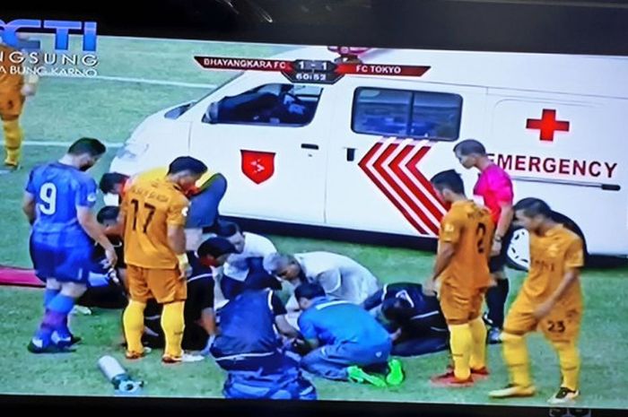 Situasi penanganan kiper Bhayangkara FC, Awan Setho, usai terjadi pelanggaran di laga melawan Tokyo FC di Stadion Utama Gelora Bung Karno, Sabtu (27/1/2018).