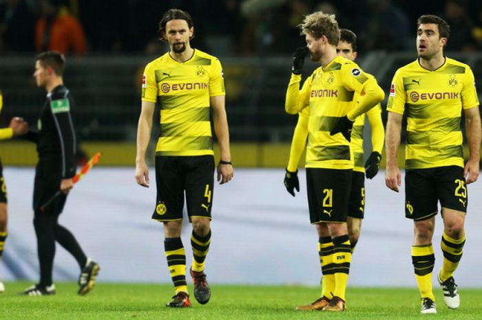 Wajah-wajah masam para pemain Borussia Dortmundsetelah tumbang 1-2 dari Werder Bremen di Stadion Signal Iduna Park, Dortmund, Jerman, pada Sabtu (9/12/2017).