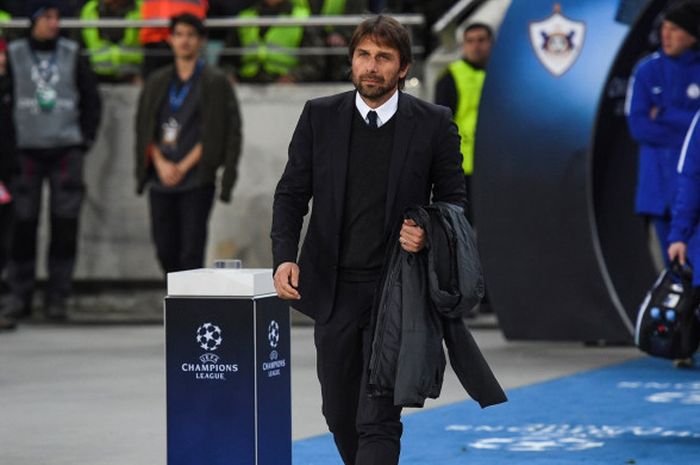 Manajer Chelsea, Antonio Conte, bersiap mendampingi anak-anak asuhnya menjelang laga Grup C Liga Champions kontra Qarabag di Stadion Baki Olimpiya, Baku, Azerbaijan, pada 22 November 2017.