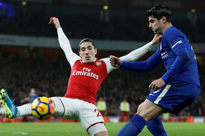 Bek kanan Arsenal, Hector Bellerin (kiri), berduel dengan striker Chelsea, Alvaro Morata, dalam laga Liga Inggris di Stadion Emirates, London, pada 3 Januari 2018.