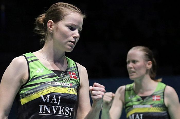 Pasangan ganda putri Denmark, Kamilla Rytter Juhl/Christinna Pedersen, bereaksi saat menghadapi Koharu Yonemoto/Shiho Tanaka (Jepang) pada babak semifinal BWF Superseries Finals 2017 di Hamdan Sport Complex, Dubai, Sabtu (16/12/2017).