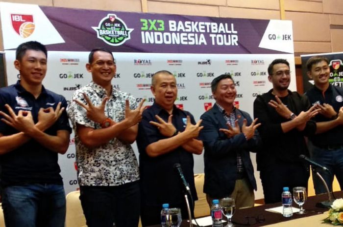 Direktur IBL Hasan Gozali, dan Ketua PP Perbasi Danny Kosasih, meresmikan IBL GO-JEK 3X3 Basketball Indonesia Tour 2018, di Hotel Santika Premier, Slipi, Jakarta, Senin (9/7/2018).