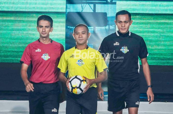 Wasit Thoriq Alkatiri (paling kiri), Oki Dwi Putra (tengah), dan Mustofa Umarella (kanan) dalam acara peluncuran LIga 1 2018 di Studio 5 Indosiar, Senin (19/3/2018)