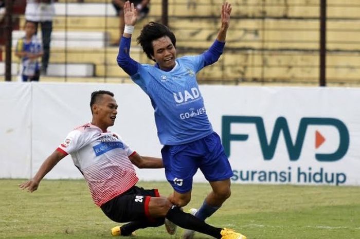 Penyerang PSIM Yogyakarta, Rangga Muslim dijegal bek Persinga Ngawi, Rachmad Sucipto (kiri) pada laga Grup 5 Liga 2 musim 2017 di Stadion Sultan Agung, Bantul, Kamis (4/5/2017). 