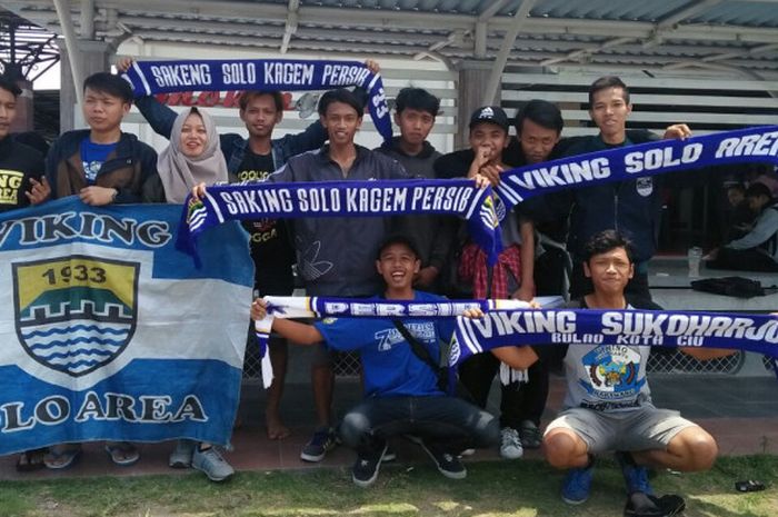 Bobotoh wilayah Surakarta saat menyambut kedatangan Persib Bandung di Bandara Adi Sumarmu Solo pada hari Kamis (2/11/2017).