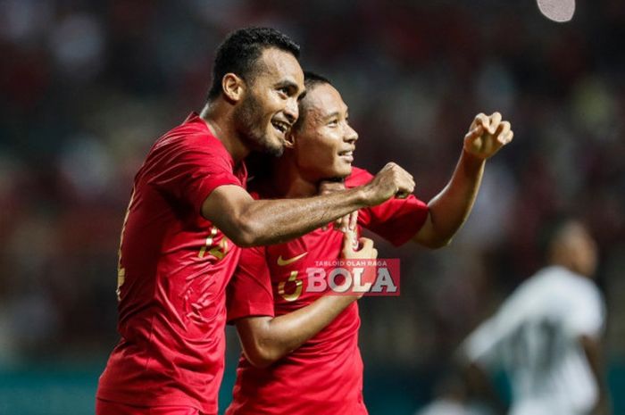    Gelandang timnas Indonesia, Evan Dimas, bersama dengan Rizky Pora, usai mencetak gol ke gawang timnas Mauritius dalam laga uji coba di Stadion Wibawa Mukti, Cikarang, Jawa Barat, Selasa (11/9/2018)     