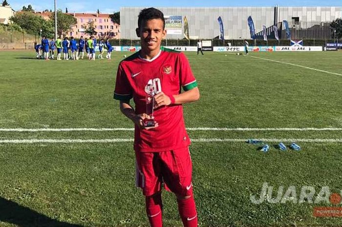 Egy Maulana Vikri saat mendapat penghargaan Jouer Revelation Trophee pada Turnamen Toulon 2017.