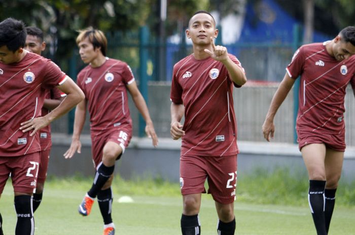 Pemain muda Persija Jakarta, Nugroho Fatchur Rochman (dua dari kanan) pada latihan H-1 jelang menghadapi Tampines Rovers, di Lapangan ABC Senayan, Selasa (27/2/2018).