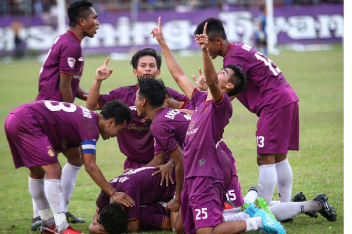 Skuat Persik Kediri melakukan perayaan setelah lolos ke Liga 2 2019.