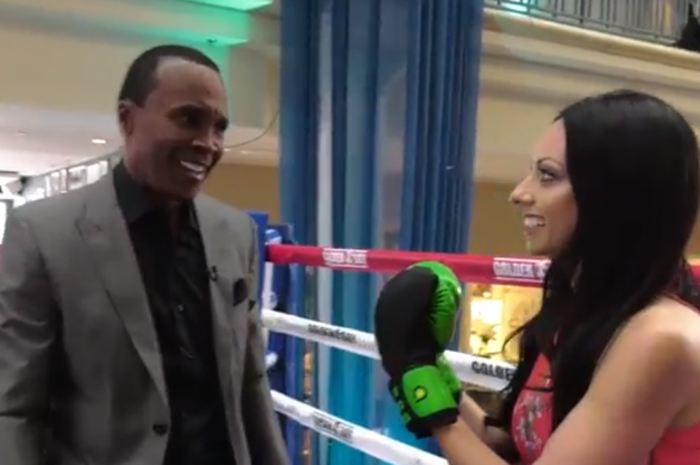 Sugar Ray Leonard (kiri) melatih presenter acara Beyond The Athlete, Lesley Robins (kanan) pada 24 Mei 2017