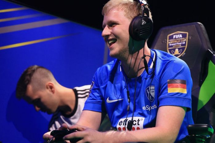 Pemain eSports asal Jerman, Michael'Megabit'Bittner, tersenyum pada event FIFA eWorld Cup 2018 di O2 Arena, London, Inggris, pada Kamis (2/8/2018).