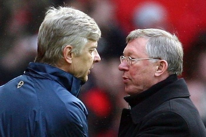 Arsene Wenger berbicara dengan Sir Alex Ferguson saat Manchester United melawan Arsenal pada partai Premier League di Stadion Old Trafford, 14 April 2008.