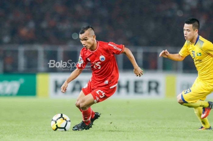      Pemain Persija, Riko Simanjuntak, beraksi kontra Song Lam Nghe An pada laga Grup H Piala AFC di Stadion Utama GBK, Rabu (14/3/2018).     