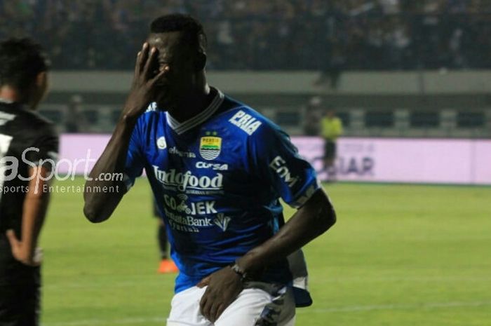 Selebrasi penyerang Persib, Ezechiel N'Douassel setelah membobol gawang PSIS Semarang pada lanjutan laga Liga 1 2018 di Stadion Gelora Bandung Lautan Api, Kota Bandung, 8 Juli 2018.