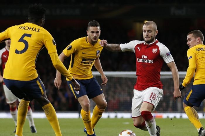  Gelandang Arsenal, Jack Wilshere (kedua dari kanan), dikelilingi para pemain Atletico Madrid dalam laga leg pertama semifinal Liga Europa di Stadion Emirates, London, Inggris pada 26 April 2018. 