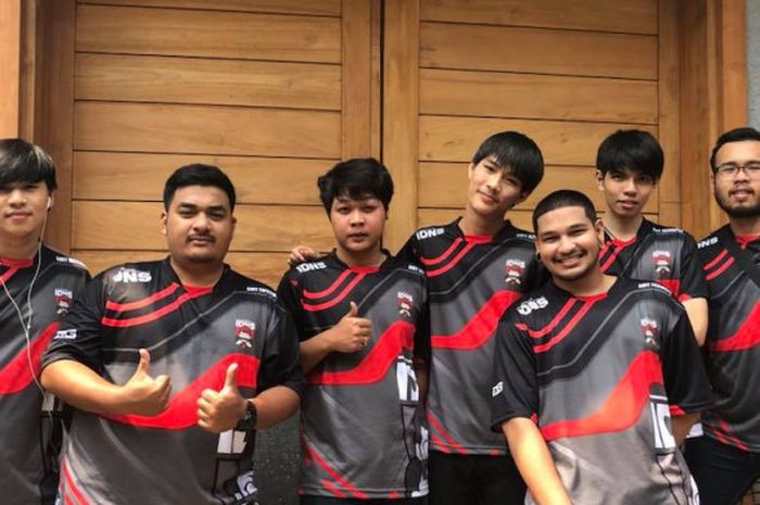 Skuat tim eSports IDONOTSLEEP (IDNS) asal Thailand yang akan beraksi di ajang Grand Final Mobile Legends SEA Cup 2018. Kompas TV akan menayangkan turnamen tersebut pada Minggu (29/7/2018) pukul 16.00 WIB.