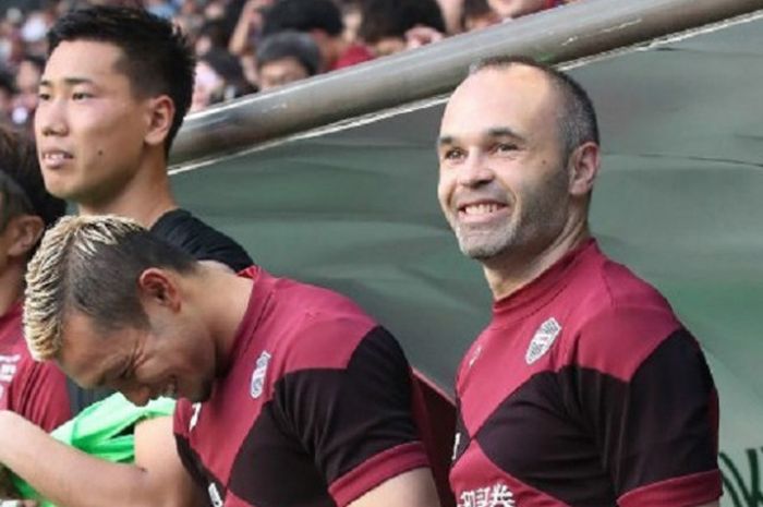 Andres Iniesta saat laga debutnya bersama klub Liga Jepang, Vissel Kobe, di Stadion Misaki Park, Minggu (22/7/2018)