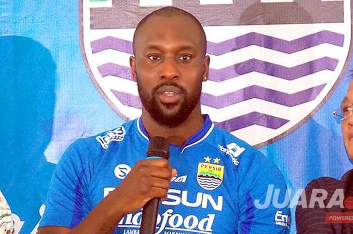 Penyerang Persib Bandung, Carlton Cole, saat berbicara kepada media Graha Persib, Jumat (2/6/2017).