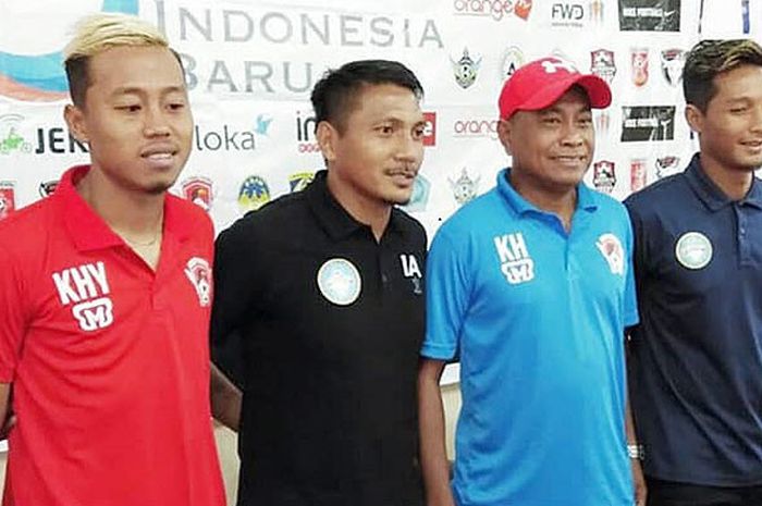 Pelatih Martapura FC Isnan Ali (kedua dari kiri) dan Pelatih Kalteng Putra Kas Hartadi (kedua dari kanan) berpose usai menghadiri konferensi pers menjelang laga Liga 2.