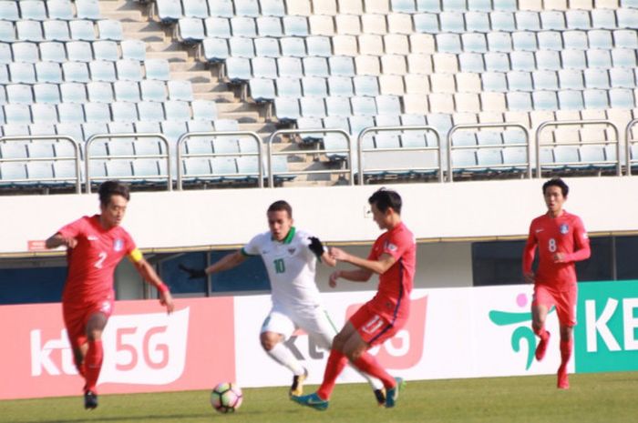 Aksi penggawa timnas U-19 Indonesia saat menghadapi timnas U-19 Korea Selatan di Stadion Paju, Sabtu (4/11/2017).