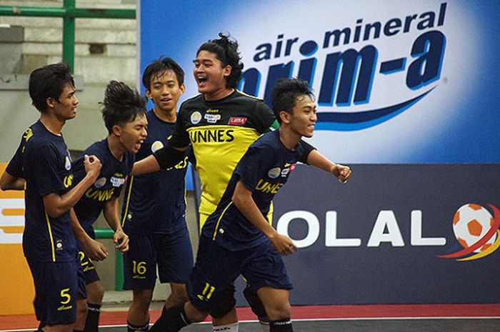 Pemain tim futsal putra Universitas Negeri Semarang merayakan kemenangan mereka atas Universitas Negeri Sebelas Maret Surakarta dalam gelaran LIMA Futsal Kaskus Central Java and Yogyakarta Conference 2017 di GOR Ki Bagoes Hadikoesoemo, Universitas Islam Indonesia, Yogyakarta, Minggu (20/8/2017).