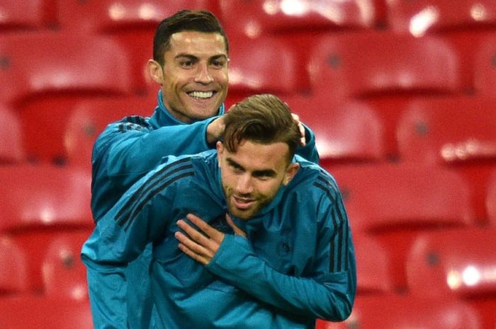 Megabintang Real Madrid, Cristiano Ronaldo (kiri), bercanda dengan Borja Mayoral dalam sesi latihan di Stadion Wembley, London, Inggris, pada 31 Oktober 2017.