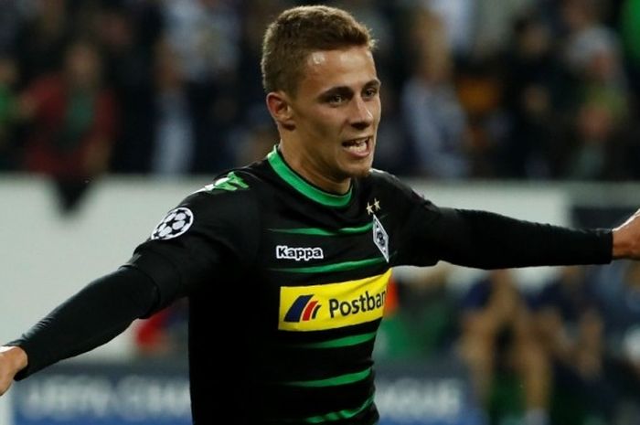 Gelandang Borussia Moenchengladbach, Thorgan Hazard, merayakan gol yang dia cetak ke gawang FC Barcelona dalam laga Grup C Liga Champions di Borussia Park, Moenchengladbach, Jerman, 28 September 2016.