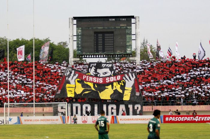 Koreografi suporter Persis Solo di pertandingan lawan PSS Sleman, Minggu (24/9/2017).