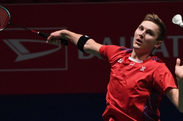 Pebulu tangkis tunggal putra Denmark, Viktor Axelsen, mengembalikan kok ke arah Anthony Sinisuka Gin