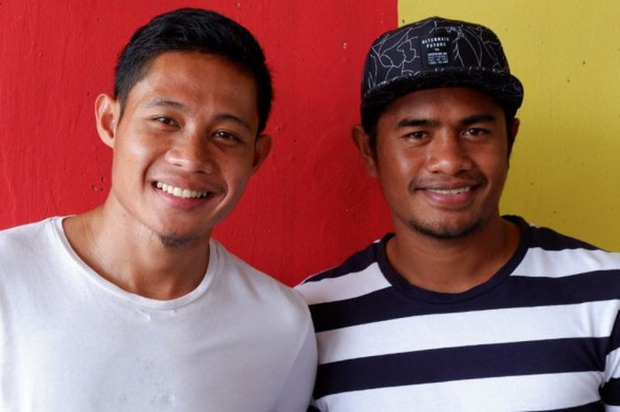   Evan Dimas dan Ilham Udin berpose sebelum latihan bersama Selangor di Stadion Shah Alam pada Sabtu (3/2/2018).        