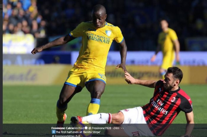 Hakan Calhanoglu berduel dengan pemain Frosinone, Raman Chibsah dalam  lanjutan laga Liga Italia pekan ke-18 di Stadio Benito Stirpe pada Kamis (26/12/2018) pukul 18.30 WIB.