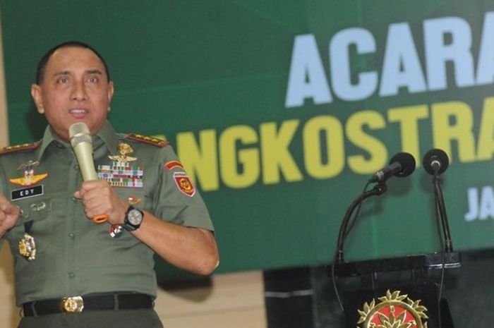 Letjen Edy Rahmayadi saat memberi pernyataan pada acara ramah tamah Pangkostrad dengan insan pers di Markas Komando Cadangan Strategis Angkatan Darat (Makostrad), Gambir, Jakarta Pusat, Selasa (30/8/2016).