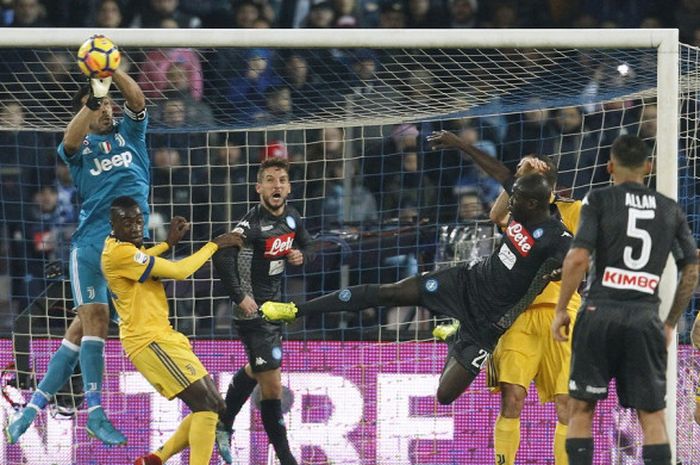 Kiper Juventus, Gianluigi Buffon (kiri), melakukan penyelamatan dalam laga Liga Italia kontra Napoli di Stadion San Paolo, Naples, pada 1 Desember 2017.