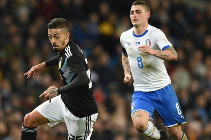 Gelandang timnas Argentina, Manuel Lanzini (kiri), saat berlari menggiring bola dari bayang-bayang pemain timnas Italia, Marco Verratti, dalam laga uji coba di Stadion Etihad, Manchester, Inggris, pada Jumat (23/3/2018).