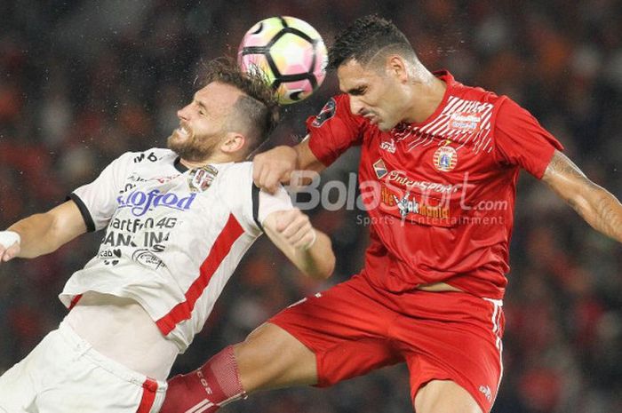 Striker Bali United, Ilija Spasojevic, berduel dengan bek Persija, Jaimerson da Silva, pada laga final Piala Presiden 2018 di Stadion Utama GBK pada Sabtu (17/2/2018).