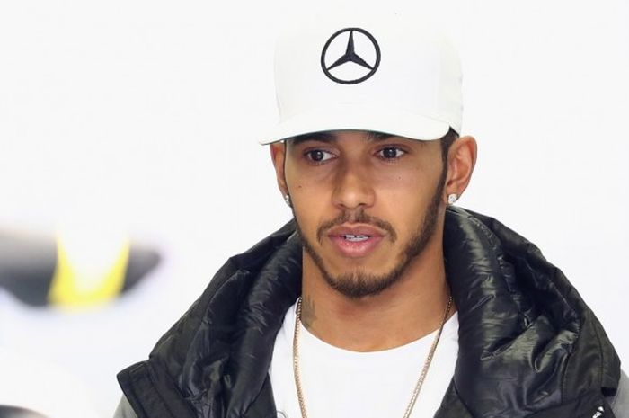 Pebalap Formula 1 (F1) yang membela tim Mercedes AMG Petronas, Lewis Hamilton, terlihat berada di garasi timnya di Sirkuit Autodromo Hermanos Rodriguez, Mexico City, Kamis (27/10/2016). Hamilton akan menjalani GP Meksiko pada 28-30 Oktober.