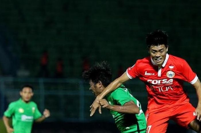 Winger Persija, Jefri Kurniawan (kanan) duel di udara dengan penyerang Bhayangkara FC, Ilham Udin Armayn pada laga pamungkas Grup B Piala Presiden 2017 di Stadion Kanjuruhan, Kab Malang pada Kamis (16/2/2017). 