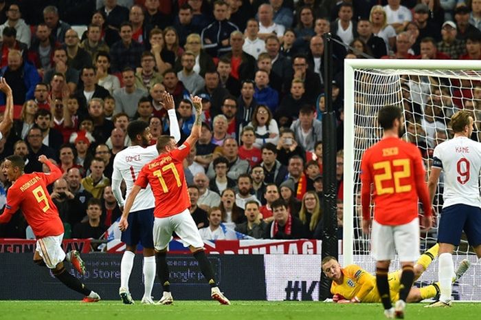 Penyerang Spanyol, Rodrigo Moreno (kedua dari kiri), merayakan gol yang dicetak ke gawang Inggris dalam laga UEFA Nations League di Stadion Wembley, London, Inggris pada 8 September 2018.