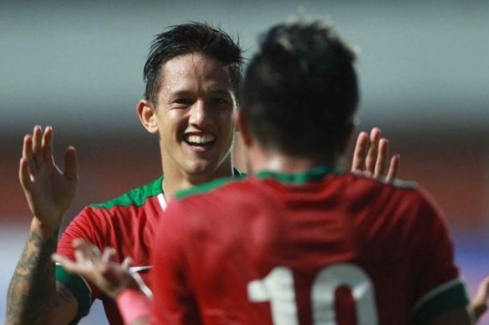 Penyerang timnas Indonedia, Irfan Bachdim (kiri) dan winger Zulham Zamrun (kanan), saat merayakan gol ke gawang Vietnam dalam laga uji coba di Stadion Maguwoharjo, Sleman, Yogyakarta, Minggu (9/10/2016).