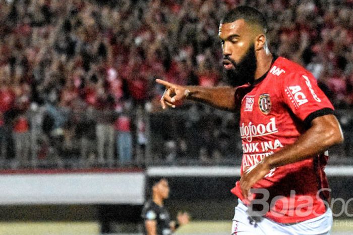 Ekspresi striker Bali United, Sylvano Comvalius setelah mencetak gol ke gawang Persija pada laga lanjutan Liga 1 musim 2017 di Stadion Kapten I Wayan Dipta, Gianyar, Jumat (15/9/2017). 