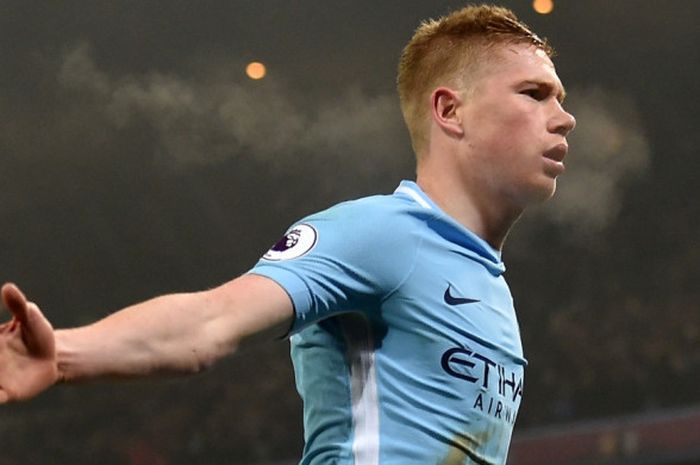 Gelandang Manchester City, Kevin De Bruyne, melakukan selebrasi setelah mencetak gol ke gawang Tottenham Hotspur pada laga lanjutan Liga Inggris di Stadion Etihad, Sabtu (16/12/2017) waktu setempat.