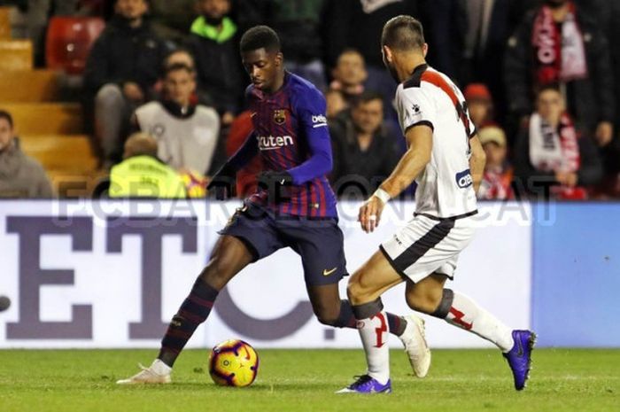 Striker Barcelona, Ousmane Dembele, berduel dengan bek Rayo Vallecano pada laga Liga Spanyol, 3 November 2018.