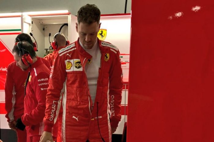 Sebastian Vettel saat berada di paddock tim Ferrari pada sesi latihan F1 GP China 2018 yang berlangsung Jumat (13/4/2018).