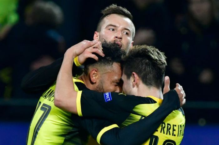 (Ki-ka) Para pemain Borussia Dortmund, Pierre-Emerick Aubameyang, Andriy Yarmolenko, dan Raphael Guerreiro merayakan keunggulan atas Tottenham Hotspur pada pertandingan Liga Champions Grup H di Stadion BVB, Dortmund, Selasa (21/11/2017) waktu setempat alias Rabu dini hari WIB.