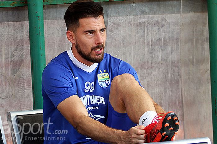 Pemain Persib Bandung, Jonathan Jesus Bauman, dalam sesi latihan tim di Gelora Bung Tomo Surabaya, Rabu (25/7/2018).