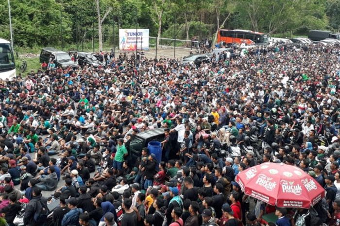 Suporter PSS Sleman di arena Stadion Maguwoharjo, Sleman, Rabu (28/11/2018).