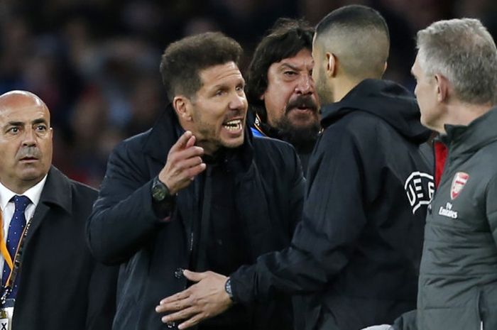    Pelatih Atletico Madrid, Diego Simeone, melakukan protes keras pada laga leg pertama semifinal Liga Europa melawan Arsenal di Stadion Emirates, Kamis (26/4/2018) waktu setempat atau Jumat dini hari WIB.   