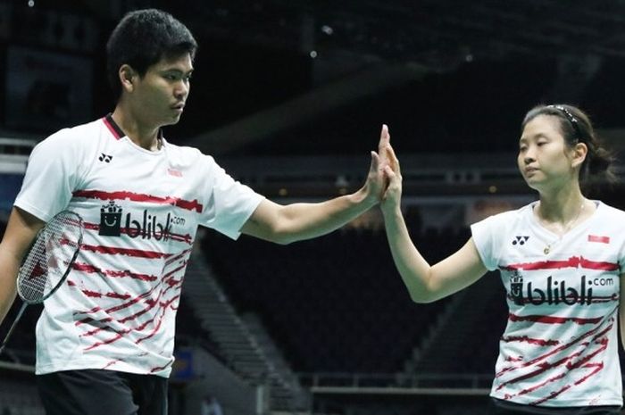 Pasangan ganda campuran nasional, Praveen Jordan/Debby Susanto, melakukan selebrasi setelah memenangi pertandingan atas Mohammad Arif Abdul Latif/Rusydina Antardayu Riodingin (Malaysia/Indonesia) pada babak kesatu Singapura Terbuka 2017. Praveen/Debby menang 21-15, 22-20.