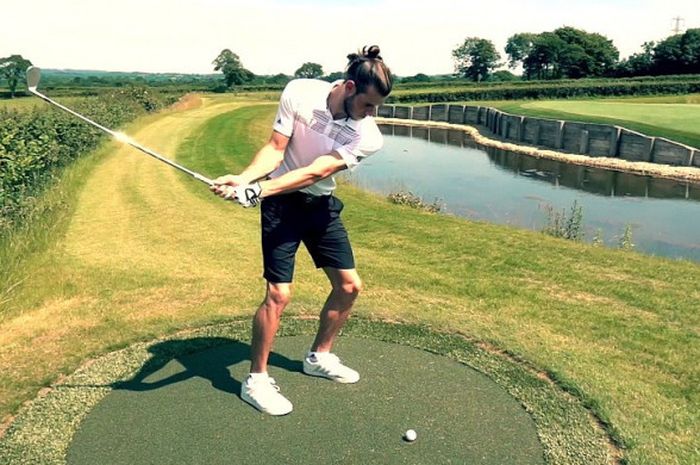 Bintang Real Madrid, Gareth Bale saat bermain golf.