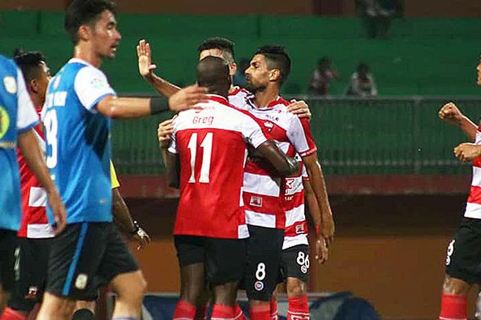 Pemain Madura United merayakan gol saat melawan Barito Putera dalam laga uji coba di Stadion Ratu Pamelingan, Madura, pada Minggu (2/9/2018) malam.